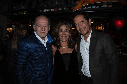 Fernán Martínez, izquierda (promotor de artistas y políticos), acompañado por la relacionista pública Glorisa Ramírez, hoy embajadora de Colombia en Italia, y Ricardo Pava (derecha). Fernán Martínez, izquierda (promotor de artistas y políticos), acompañado por la relacionista pública Glorisa Ramírez, hoy embajadora de Colombia en Italia, y Ricardo Pava (derecha).