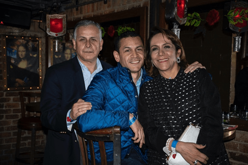 En la fiesta de Iván Duque del 6 de agosto de 2018, también estuvieron, de izquierda a derecha, Daniel Ricardo Palacios Rubio, su hijo Daniel Palacios (hoy viceministro del Interior de Duque) y su esposa, Piedad Rocío Martínez Martínez. Daniel Palacios padre y su esposa son notarios y fueron nombrados en propiedad durante el gobierno de Álvaro Uribe, ella vía tutela y su esposo por Decreto presidencial. En la fiesta de Iván Duque del 6 de agosto de 2018, también estuvieron, de izquierda a derecha, Daniel Ricardo Palacios Rubio, su hijo Daniel Palacios (hoy viceministro del Interior de Duque) y su esposa, Piedad Rocío Martínez Martínez. Daniel Palacios padre y su esposa son notarios y fueron nombrados en propiedad durante el gobierno de Álvaro Uribe, ella vía tutela y su esposo por Decreto presidencial.