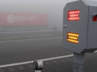 La DGT pone en marcha un sistema de balizas inteligentes para mejorar la conducción con niebla